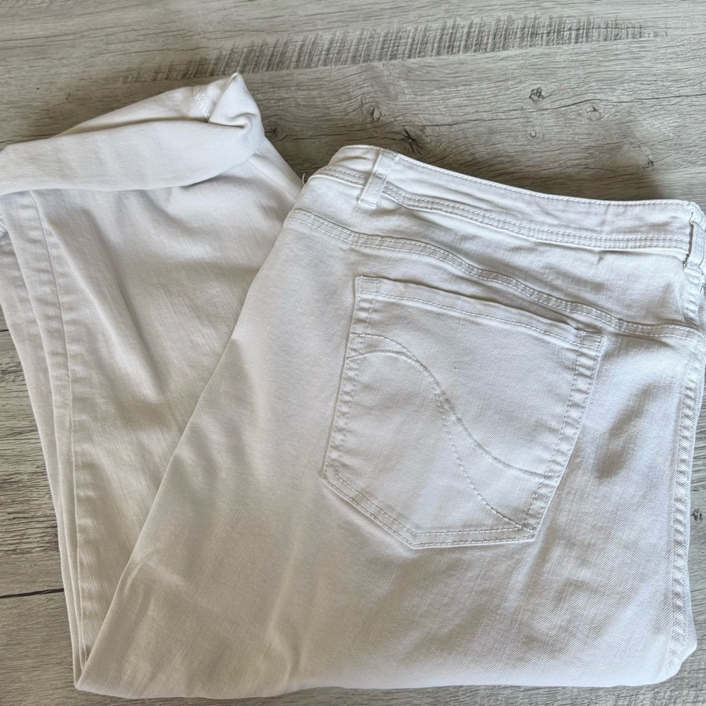 Women's Plus White Capri Jeans